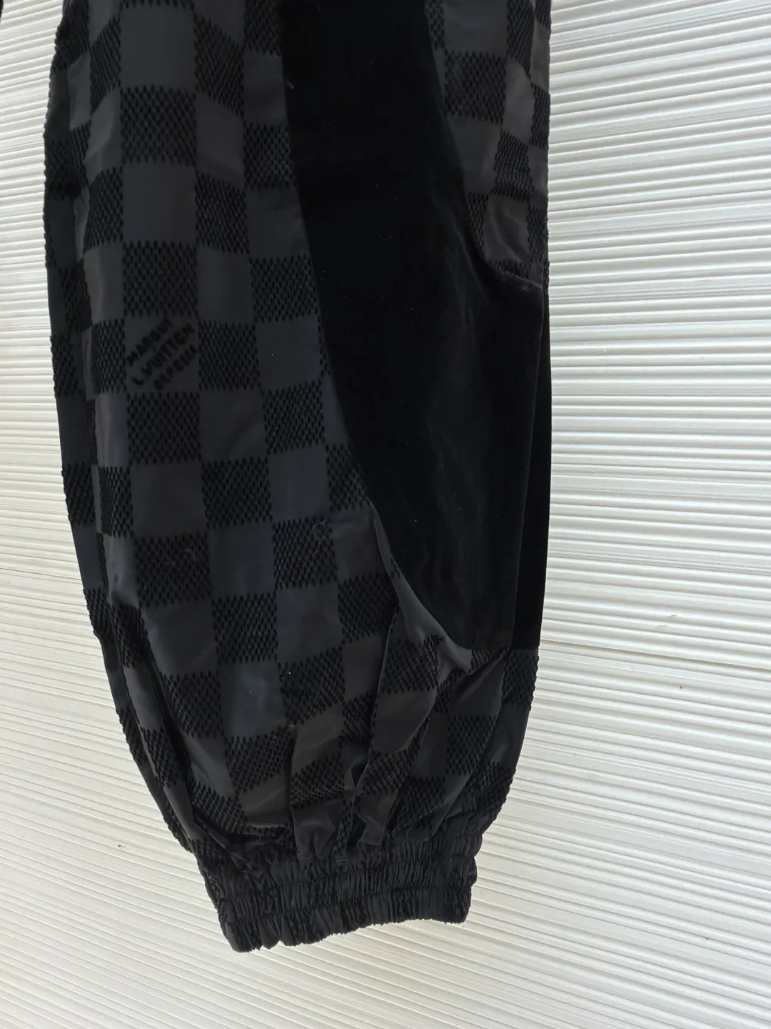 LOUIS VUITTON Checkerboard flocked trousers ●Original version: Purchased and developed by 18487 ●Item number: 1681045-B45 ●Fabric: flocked matte fabric ●Technology: jacquard production ●Version: fitted version ●Weight: about 335 grams ●Size: S-M-L-XL ●Description: Made of flocked matte Damier pattern integrated into Marque L.Vuitton Désée Logo, velvet ribbons with rich texture levels, the overall routing is straight and delicate, the fabrics are comfortable and soft, and the colors are consistent with no color difference. It can be matched with the same style to create a fashionable look and control various occasions. Customized accessories, complete with three labels, same style for men and women!